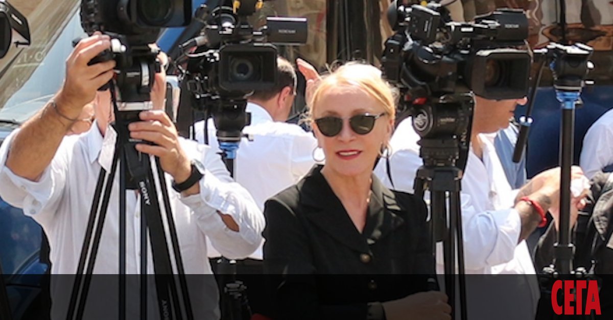 Антоанета Николова е дългогодишен журналист. Завършила е комуникации в Италия и