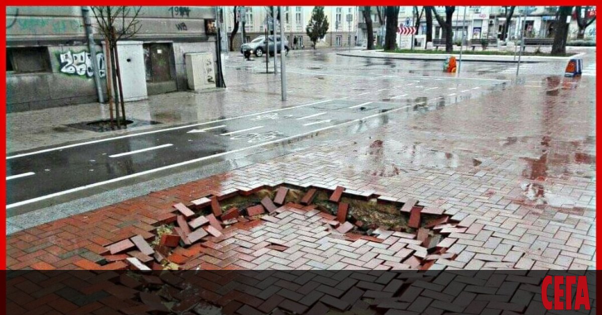 Нов тротоар пропадна във Варна. Инцидентът е част от сериала