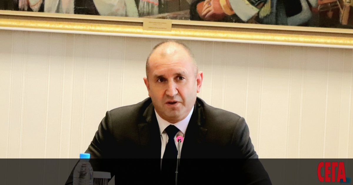 Със служебното правителство започва да се връща държавността. Така президентът