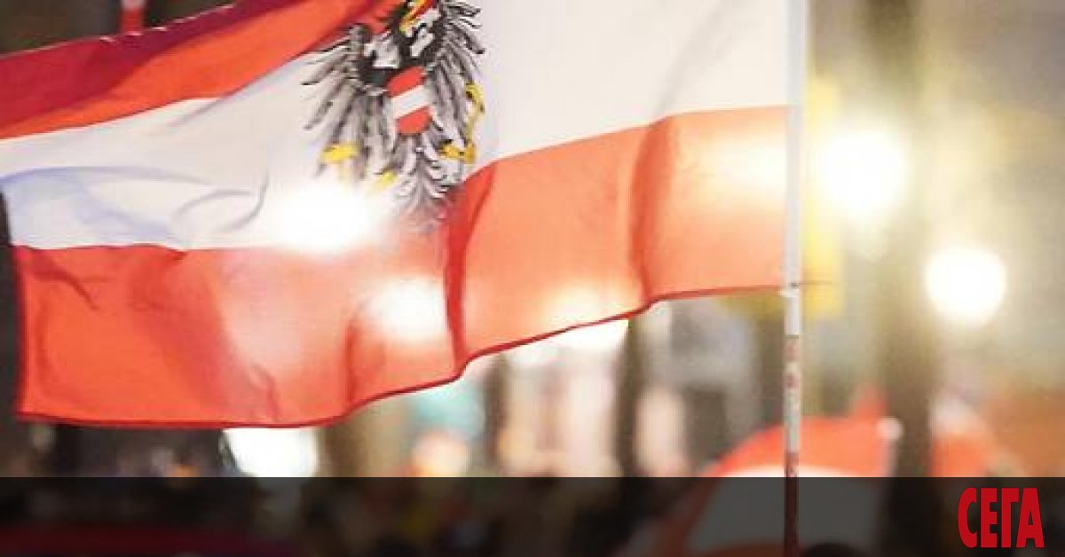 Паралелно със затягането на противоепидемичните мерки в много страни и