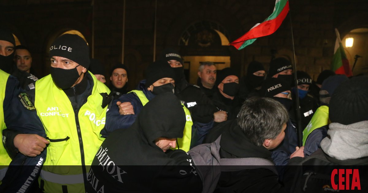 Протестиращи граждани срещу управлението на страната влязоха в сблъсък с