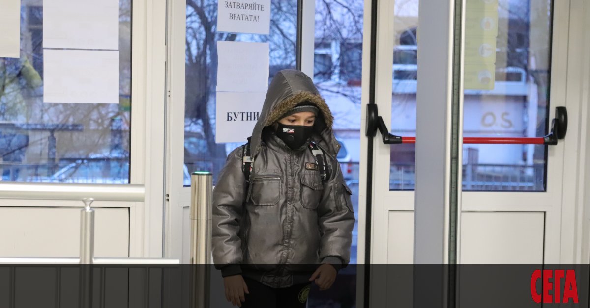 Паралелката ще учи присъствено, ако 30% от учениците в нея