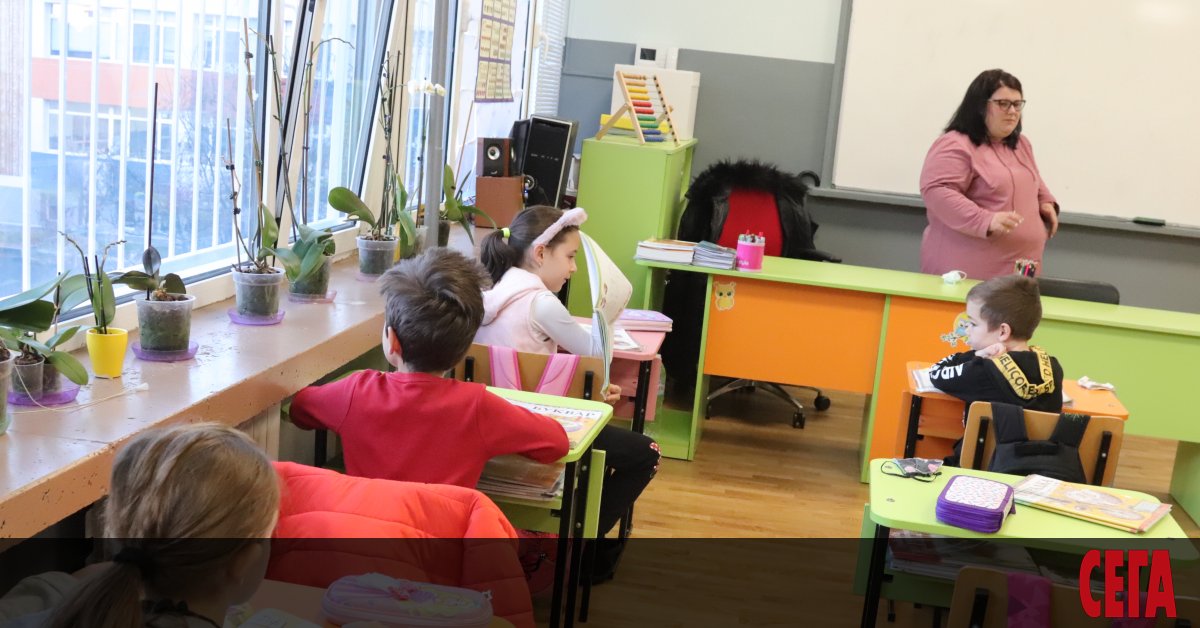 Големите ученици от 5-12 клас към момента учат дистанционно до