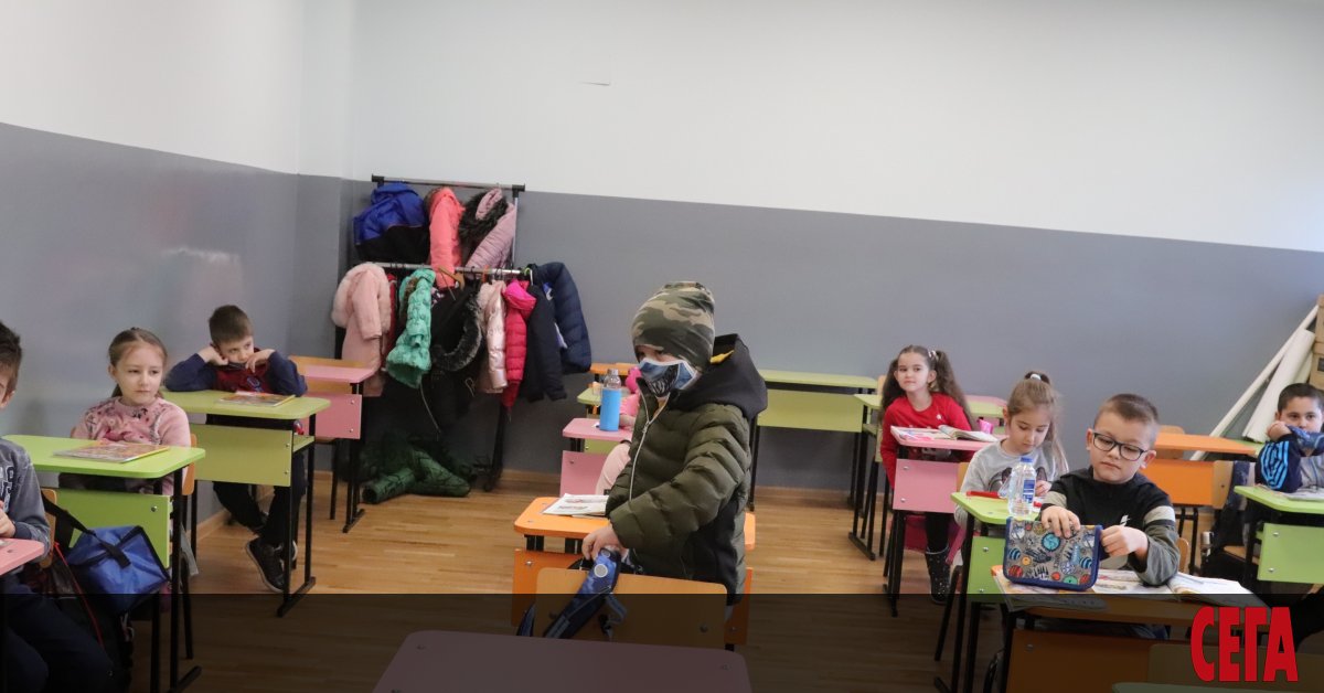 Връщането на децата от 1-ви до 4-ти клас в училище