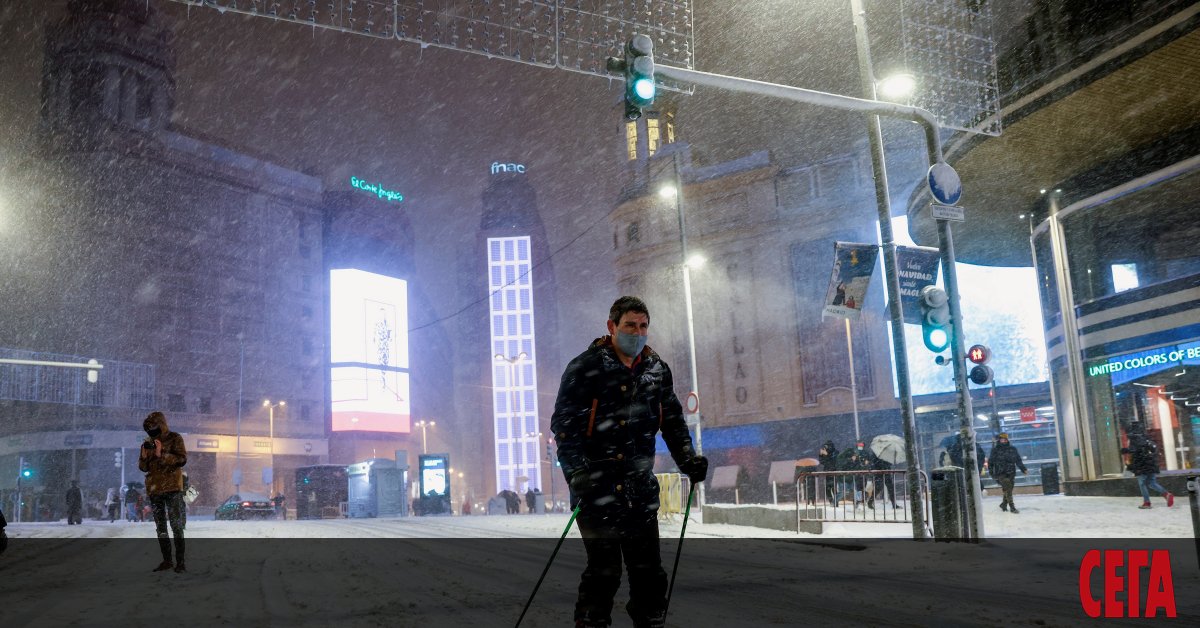 Силен снеговалеж, започнал в петък в испанската столица, парализира международното