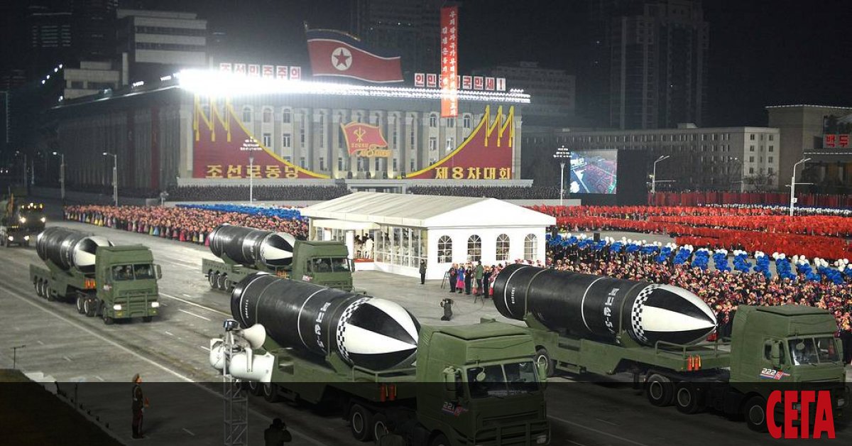 С тържествен военен парад Северна Корея отпразнува в четвъртък вечерта