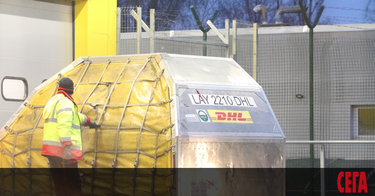 На летище София пристигна втората доставка от ваксини на Pfizer/BioNTech за