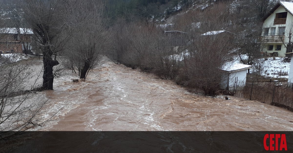 Над 100 населени места в страната бяха без ток снощи от