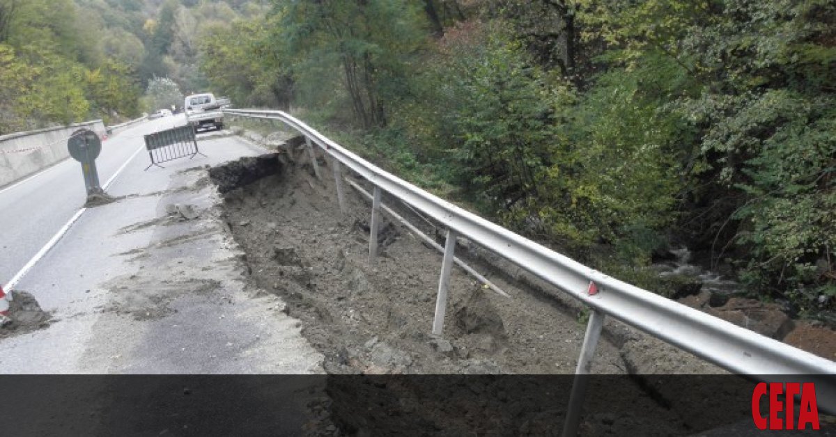 Подпорна стена е рухнала и е нанесла сериозни щети на