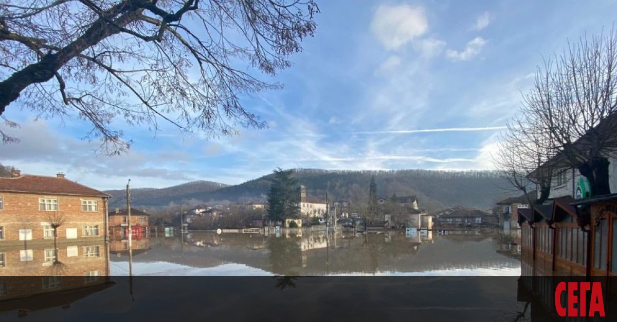 Безсънна бе нощта в странджанското село Кости. Велека преля, 40