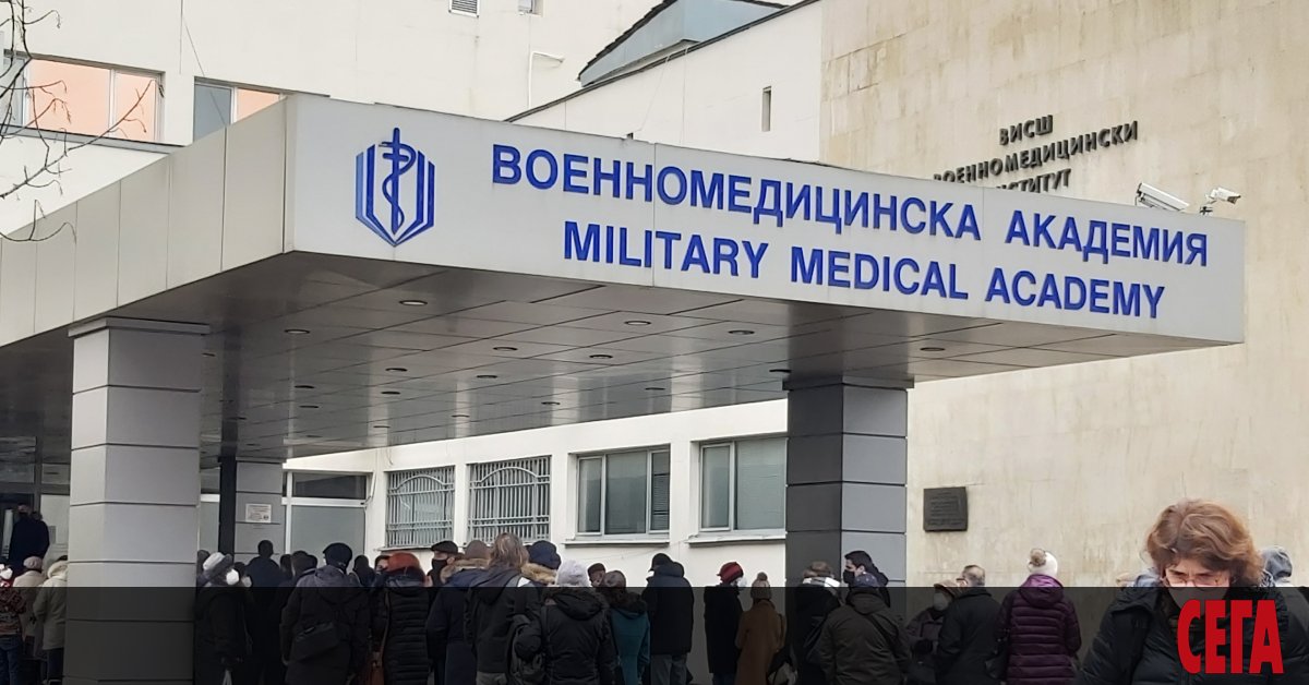 Дълги опашки от чакащи за ваксина се извиха пред имунизационните