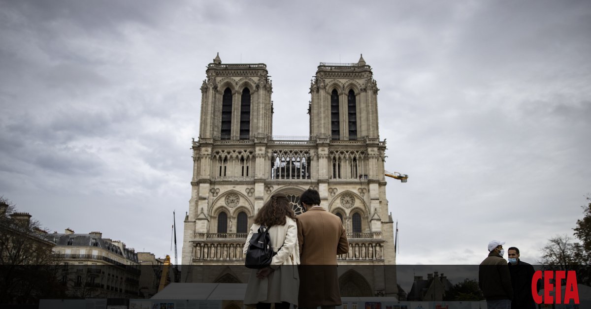 22 месеца след като парижани наблюдаваха с ужас как пожар едва