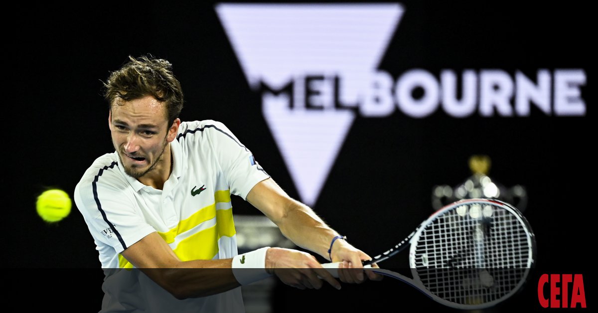 Медведев разгроми Циципас за втория си финал в Шлема | СЕГА