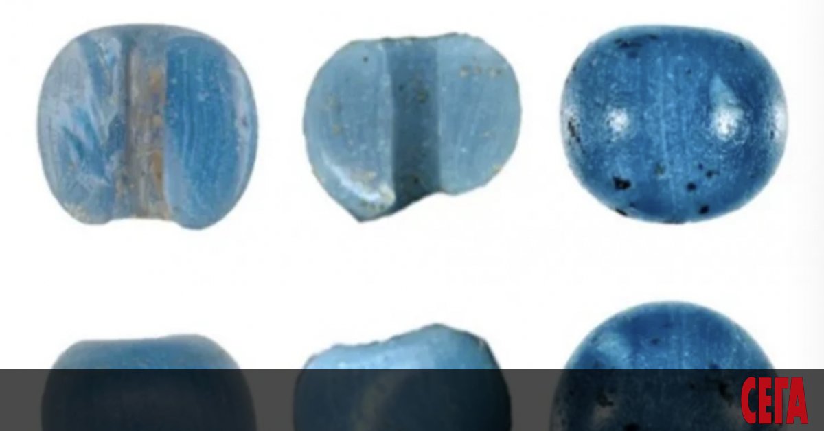 Мъниста от синьо стъкло, европейско производство, са открити в три различни