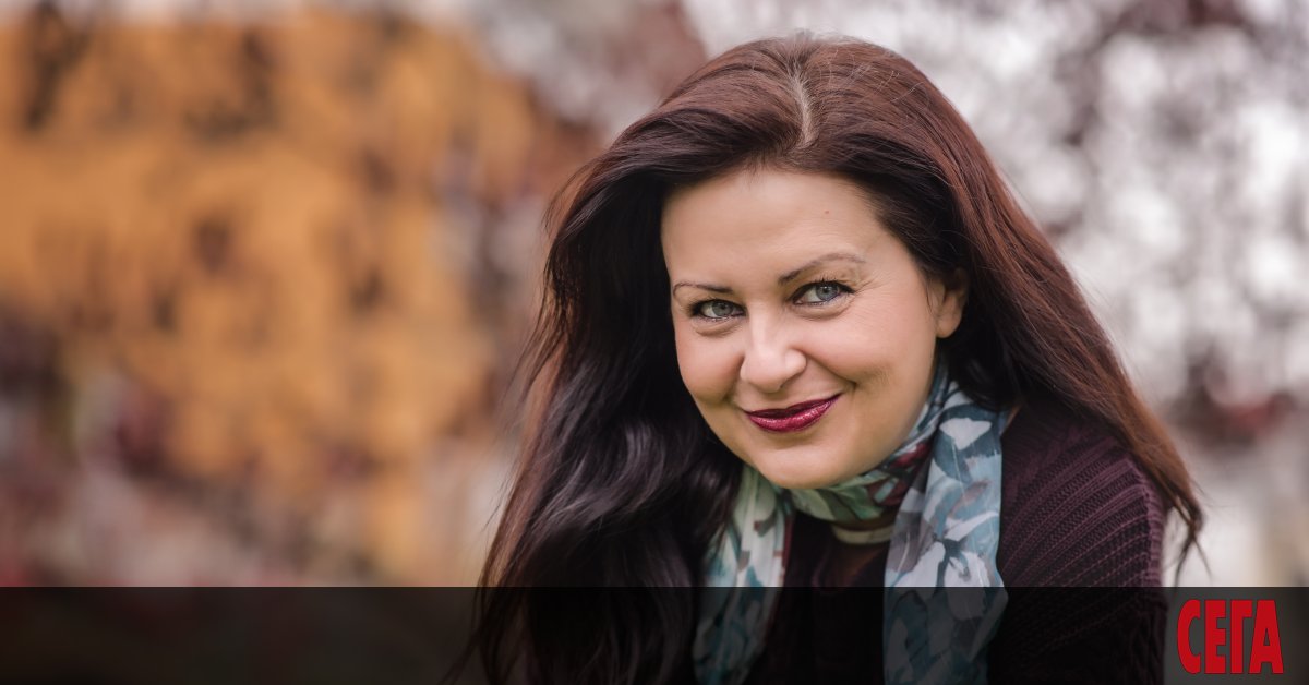 Мария Пеева се представя така: родена в Пловдив през 1973 г. Омъжена за най-добрия