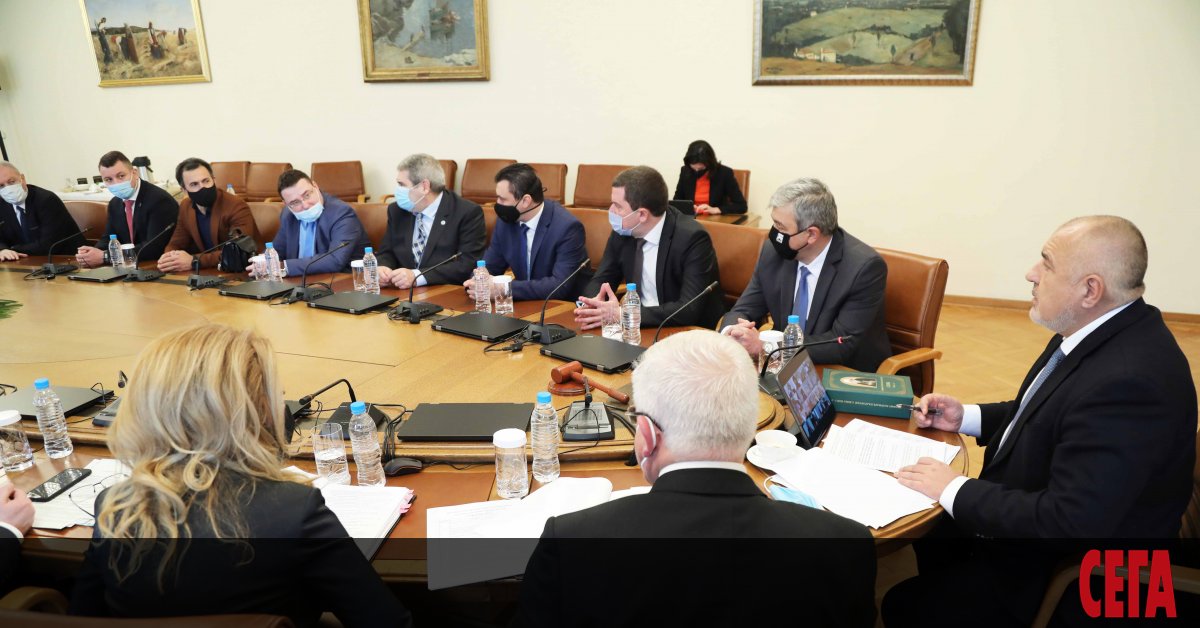 В края на своя мандат правителството продължава да раздава пари