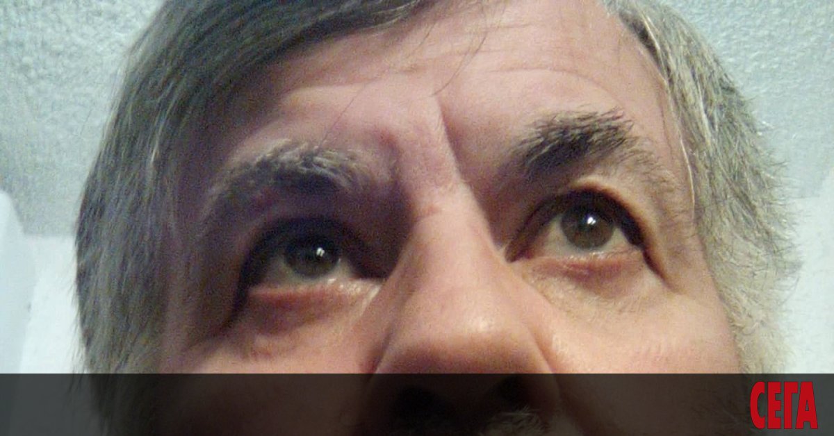 Стоян Кирчев e роден на 23 декември 1952 г. в София.