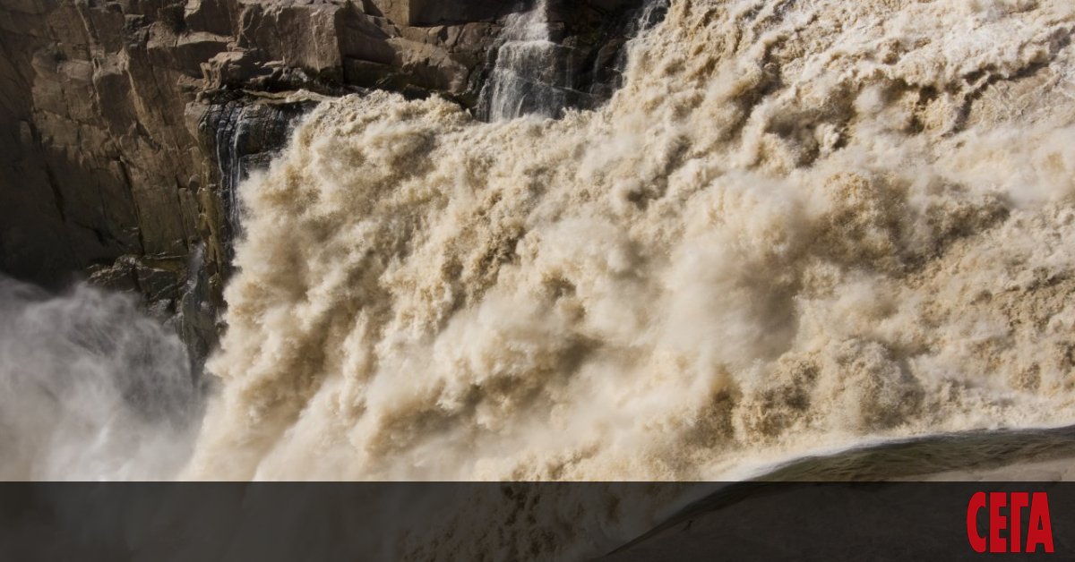 Хималайски ледник се свлече и предизвика наводнение с над 100