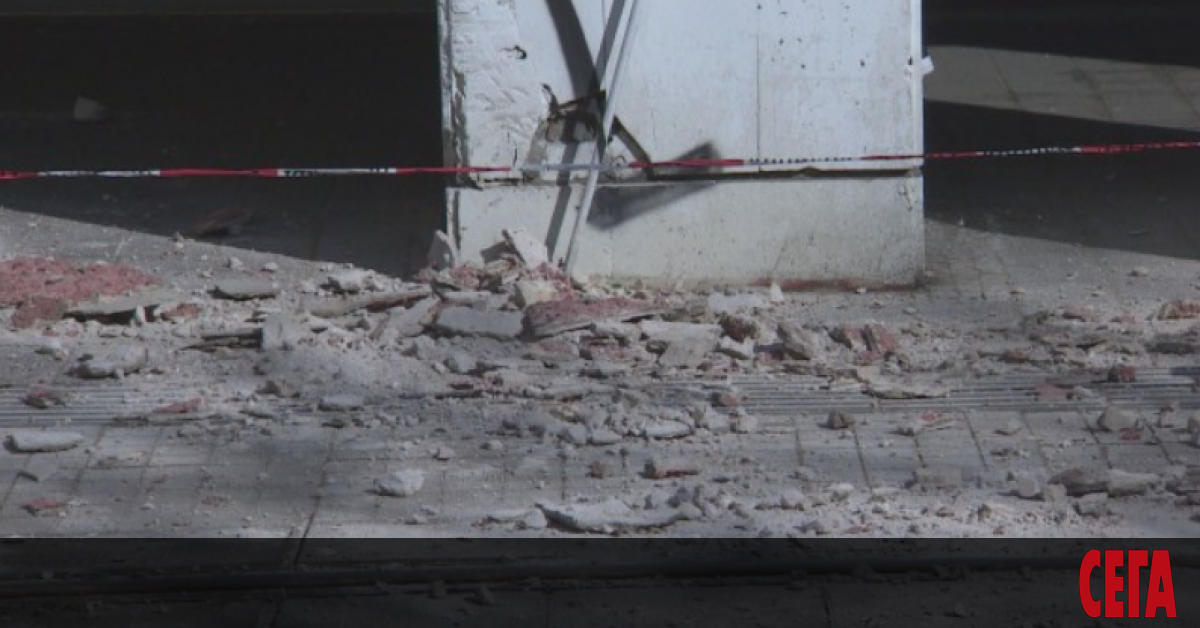 Масивни парчета от мазилката на сграда в центъра на София паднаха в