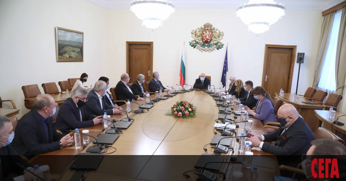 Министър-председателят вече е в предизборна кампания (нищо, че тя не е