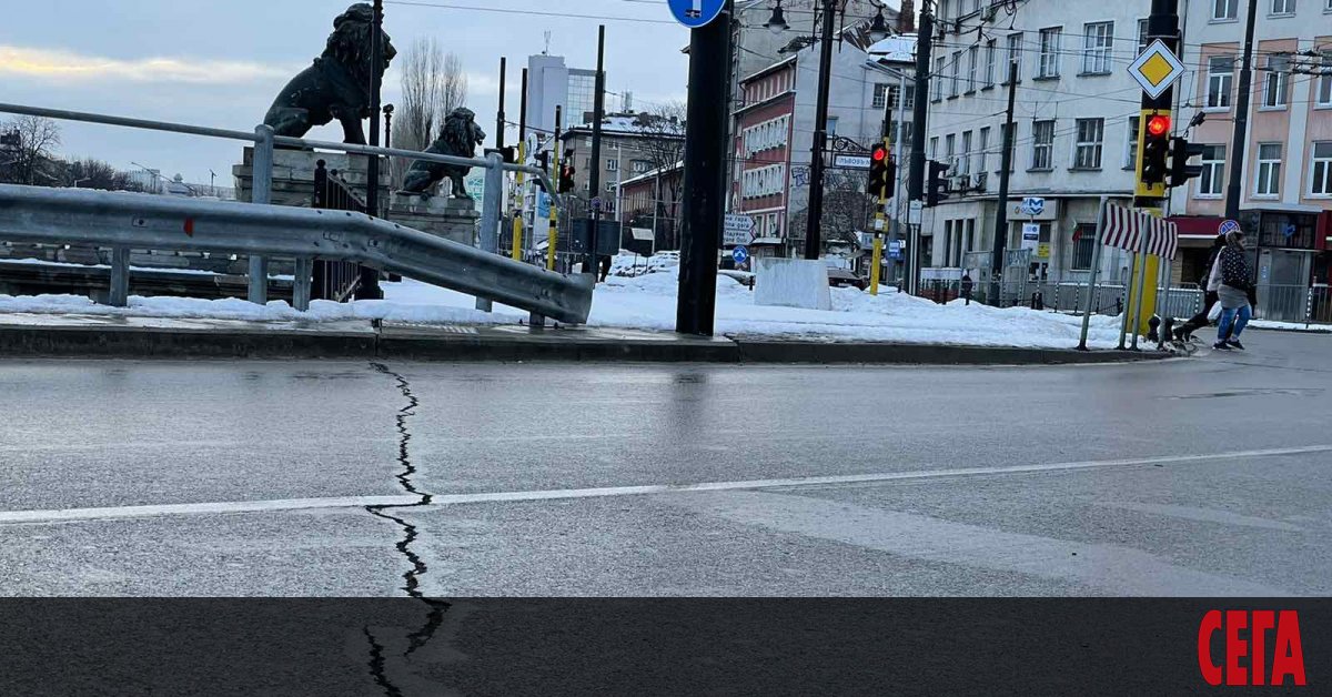 По платното на кръстовището на Лъвов мост има дълбоки напуквания,