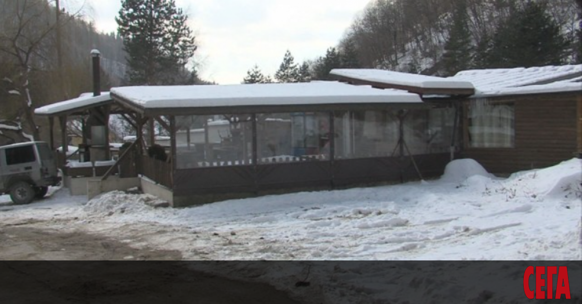 Четиримата полицейски служители, които са празнували в заведение до Сандански,