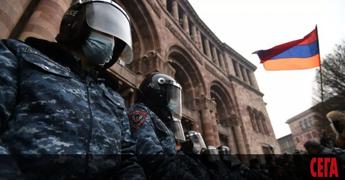Противници на арменския премиер Никол Пашинян нахлуха в един от корпусите