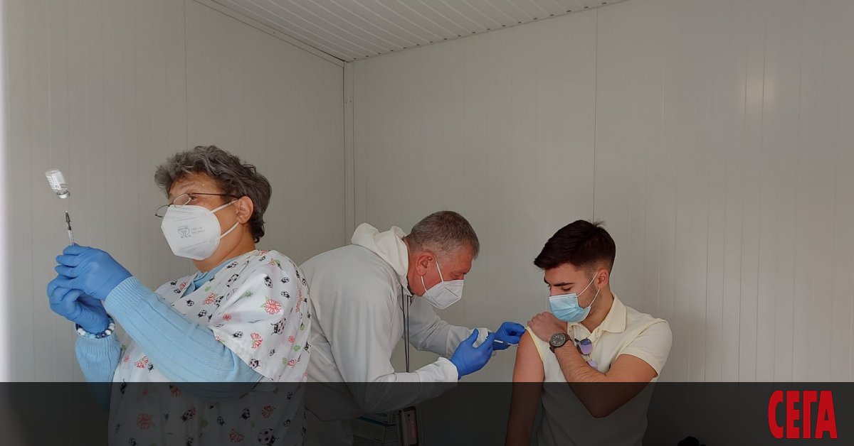 Бъркотията с масовата ваксинация продължава. Въпреки че болнични директори призоваха