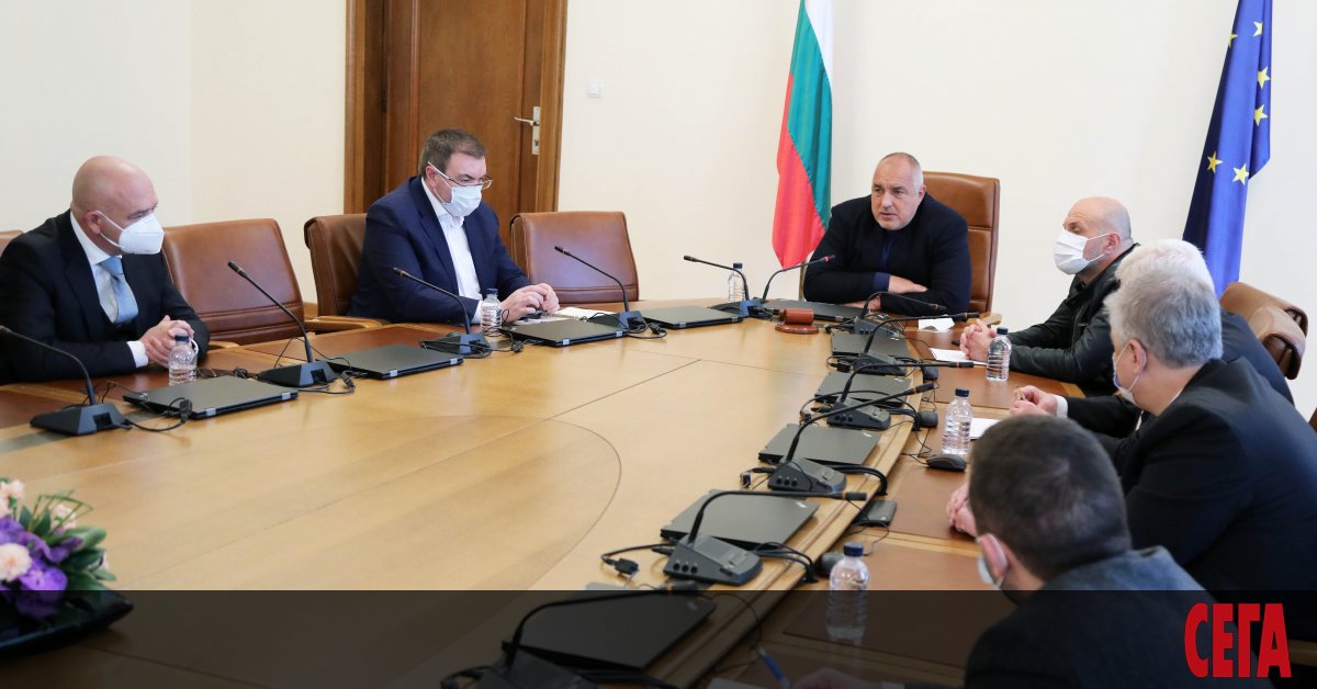 Два дни преди изтичането на обявения 10-дневен локдаун правителството продължава