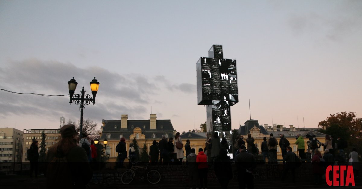 Пространството между ул. Московска, пл. Княз Александър I и сградата