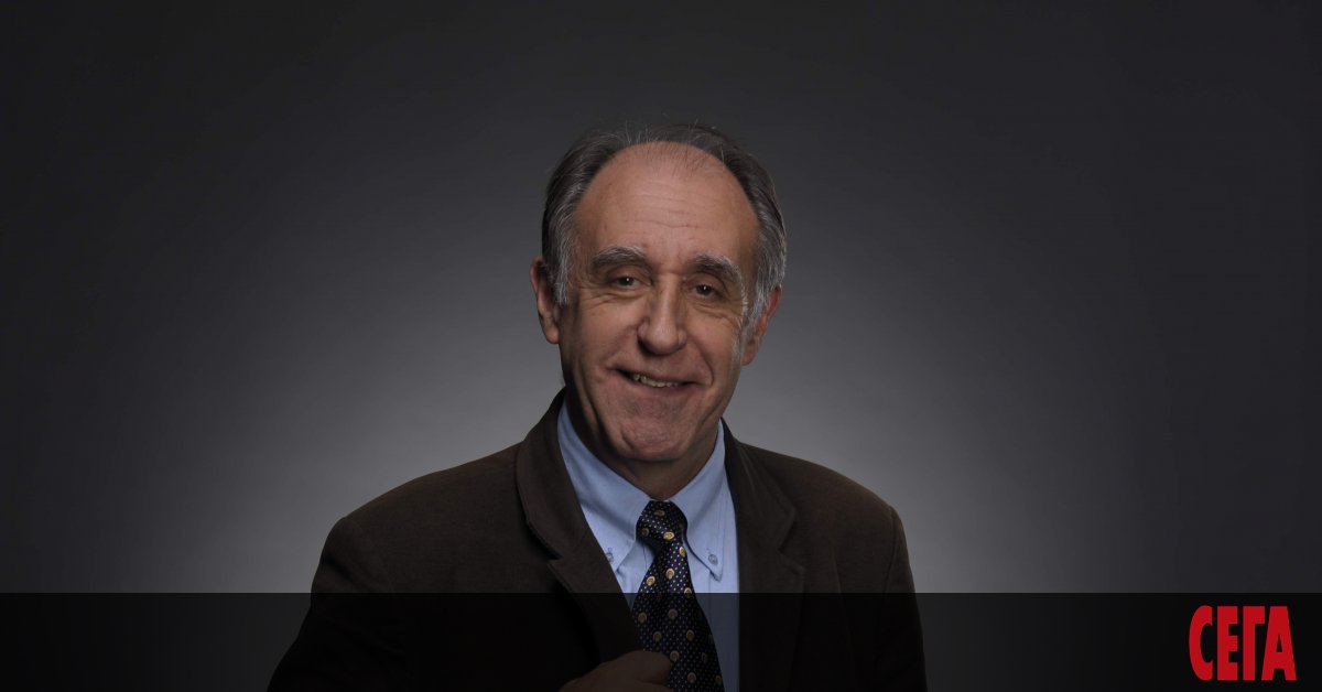 Проф. Божидар Манов, доктор на науките (изкуствознание), е роден в