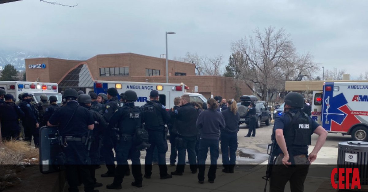 Най-малко десет души, включително и един полицай, са убитите при