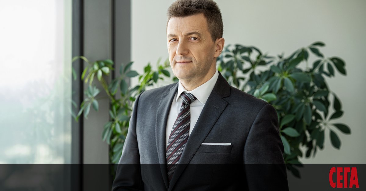 Главният изпълнителен директор на ОББ Петър Андронов напуска поста, като ще