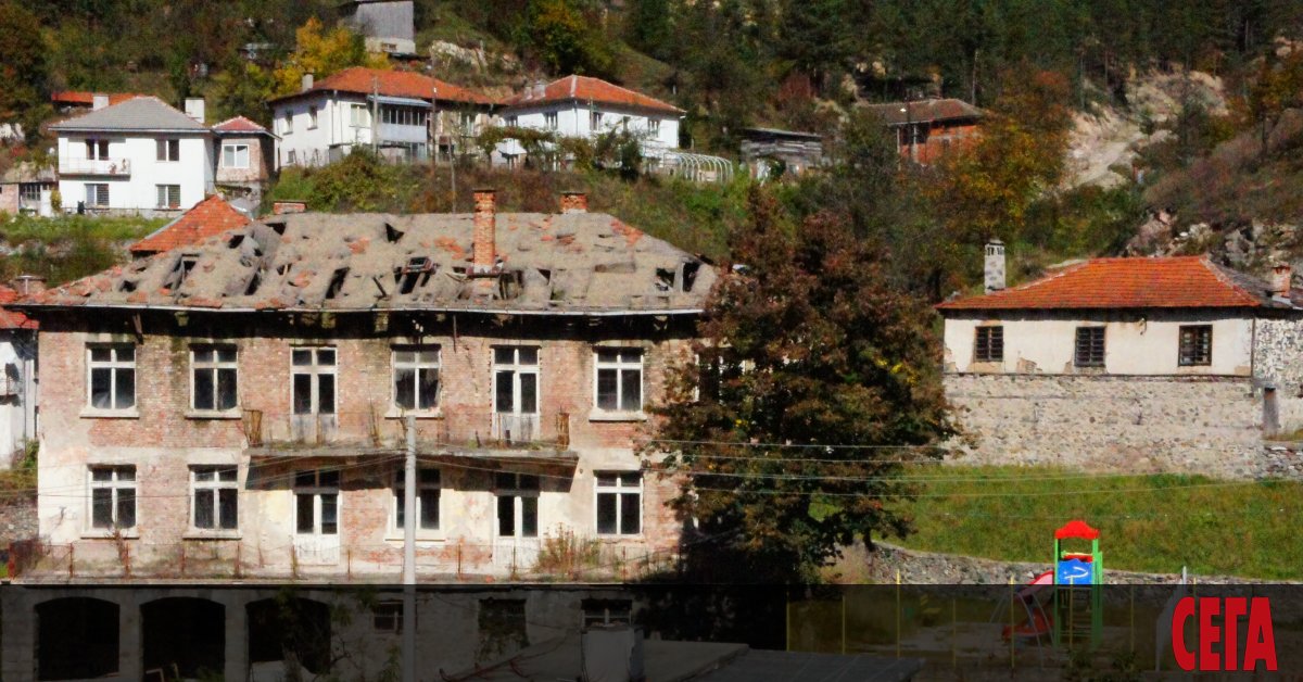 Тя грееше отдалеч – прясно боядисана в зелено, червено и