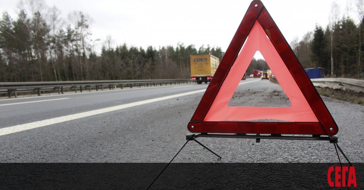Трима души са загубили живота си при тежка катастрофа между