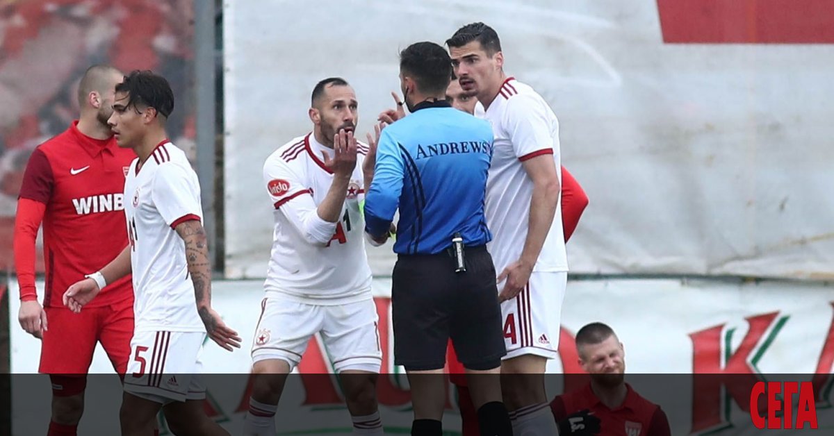 Доскорошният отбор, който водеше Любослав Пенев - Царско село, нанесе едва