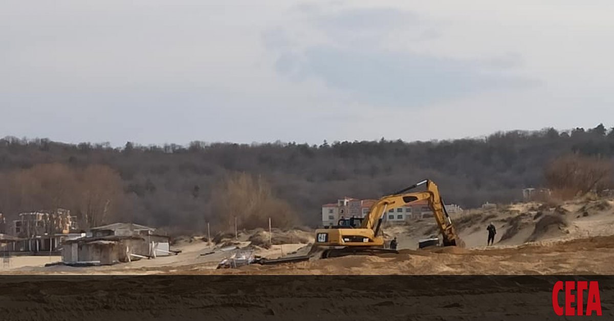 Снимки на разорани дюни край къмпинг Каваците публикуваха граждани в социалните