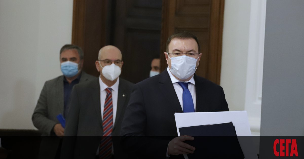 Министърът в оставка проф. Костадин Ангелов и главният здравен инспектор