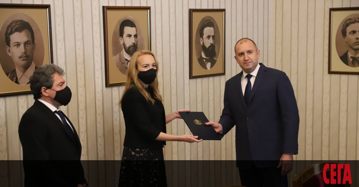 Номинираната за премиер Антоанета Стефанова от Има такъв народ върна