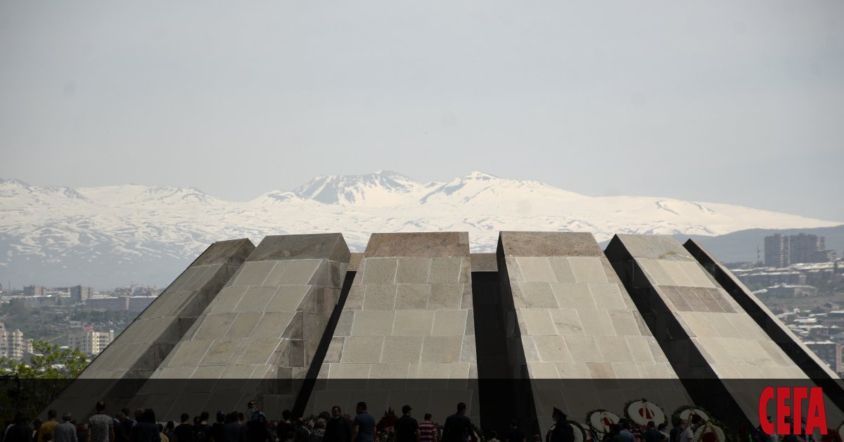 Хиляди арменци се изкачиха на мемориалния хълм в столицата Ереван,