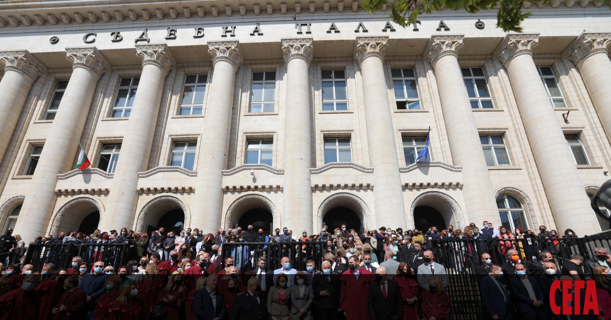Премиерът Бойко Борисов манипулира, че се предлага закриване на КПКОНПИ,