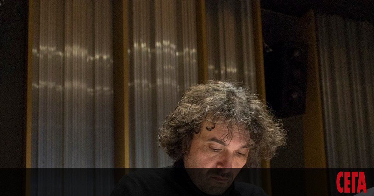 Петър Дундаков е автор на музика отвъд жанровете, който последно нашумя