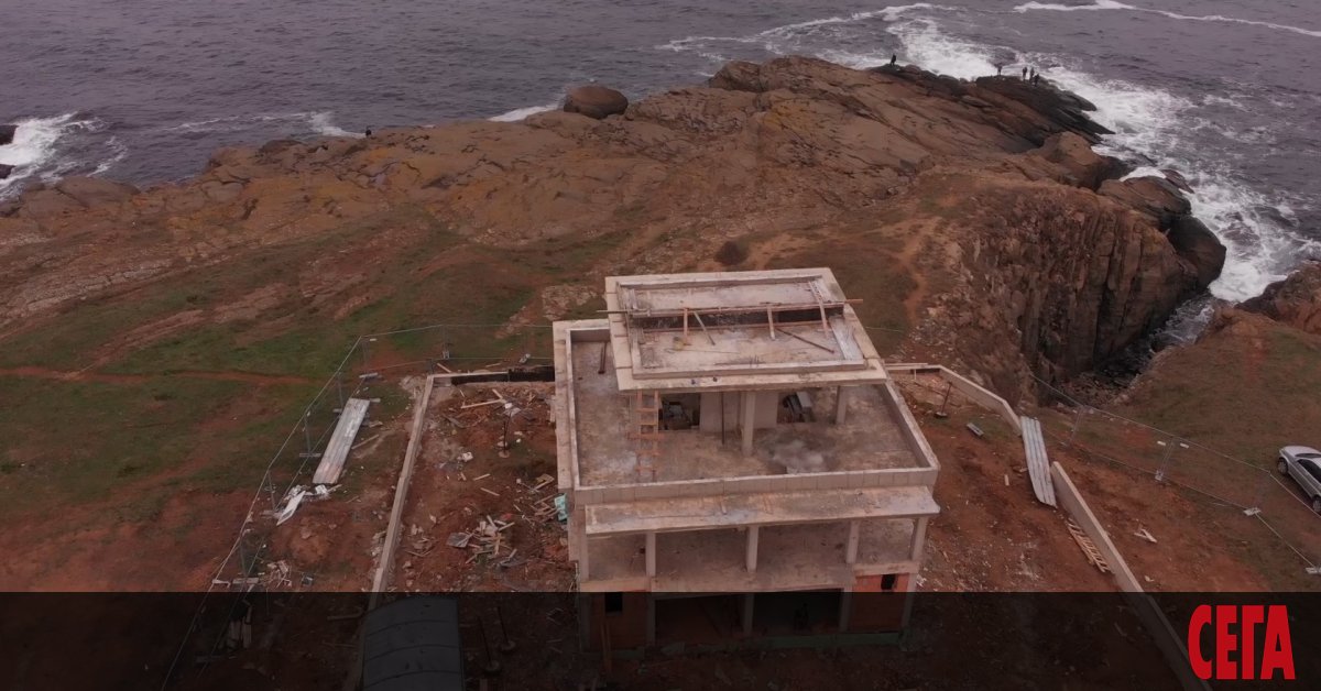 Кметът на община Царево Георги Лапчев продължава да се държи