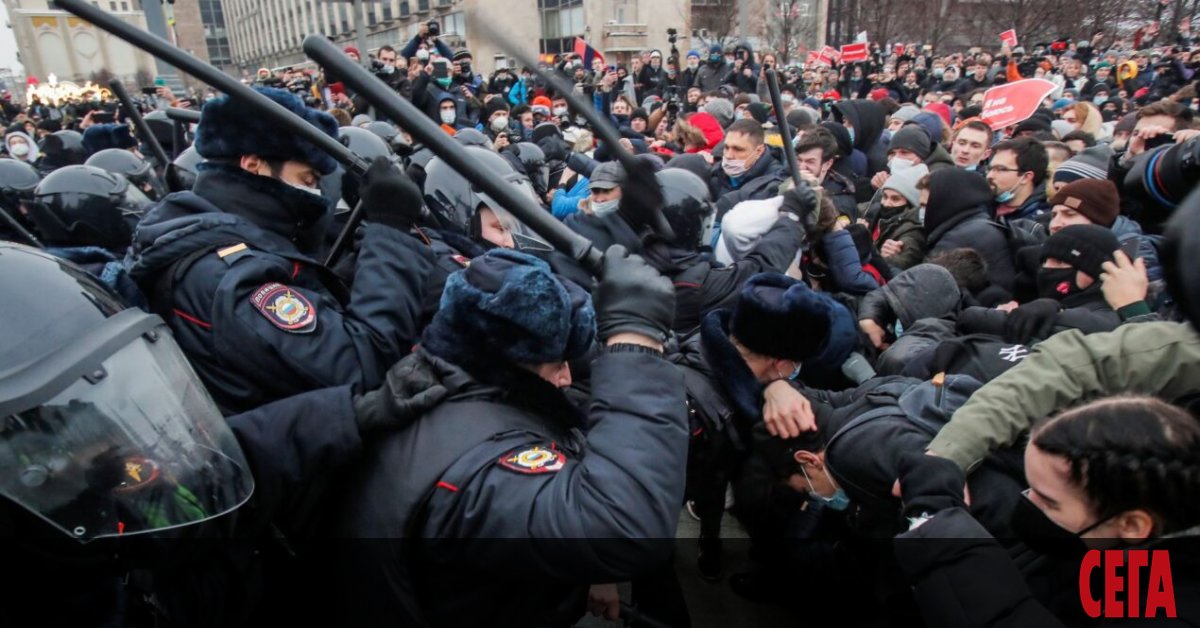 Руската полиция задържа днес 325 демонстранти в 51 града, излезли