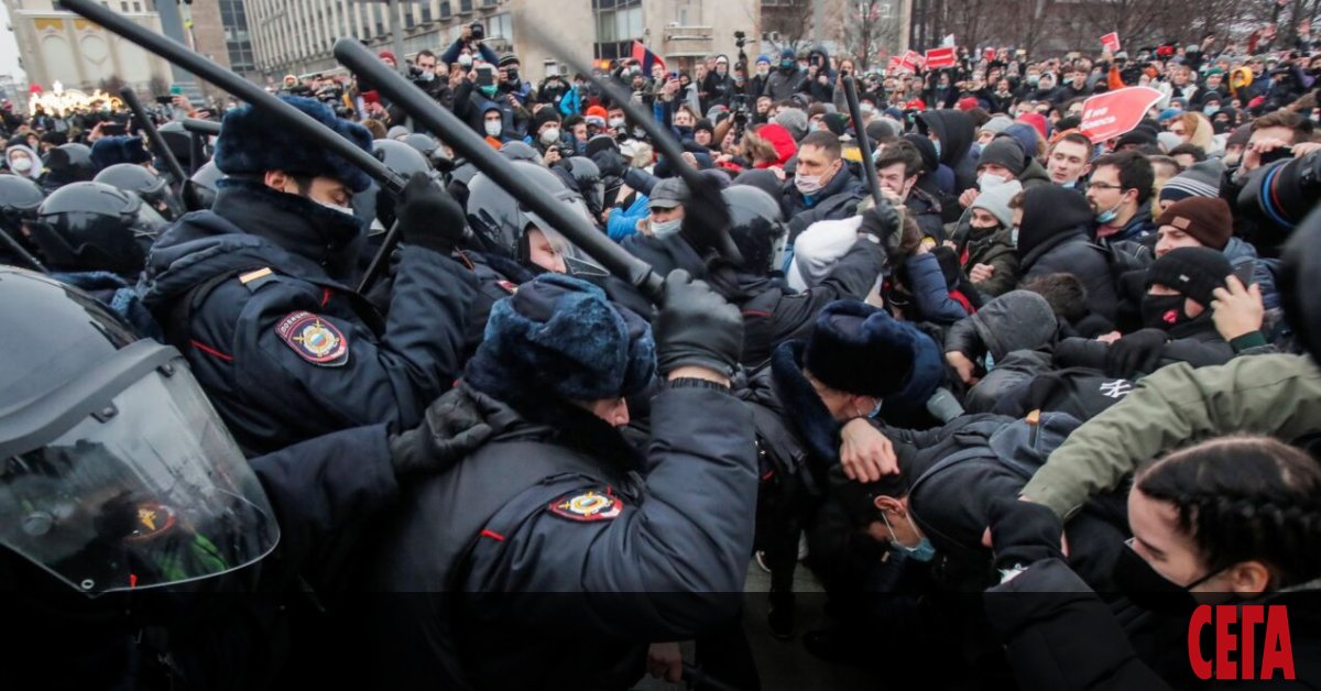 Руската полиция задържа днес 325 демонстранти в 51 града, излезли