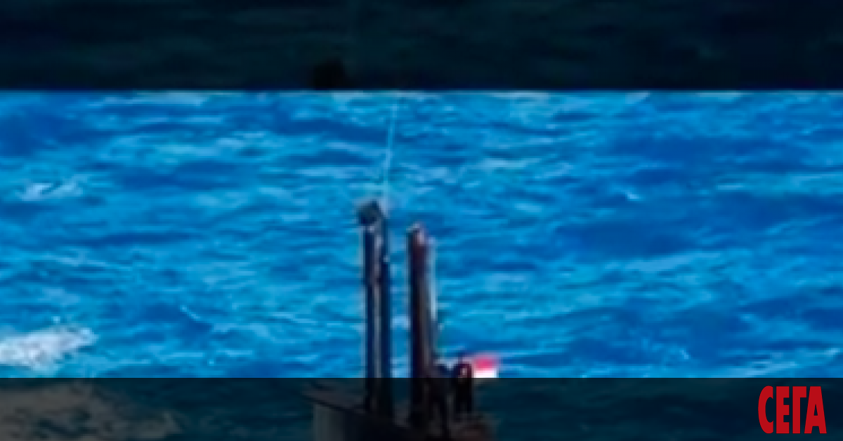 Индонезия обяви, че издирва подводница с 53-ма души на борда,