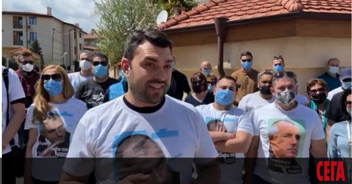 Младежи от МГЕРБ се събраха днес пред дома на премиера