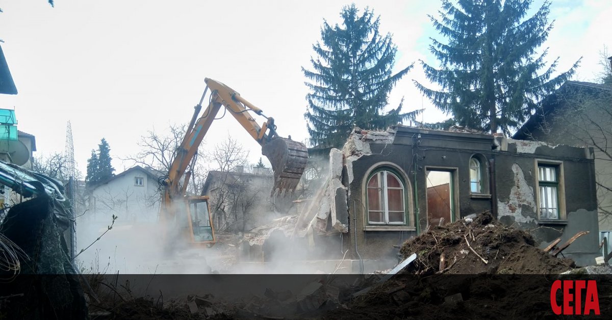 Багер събори къщата, в която е живял писателят Димитър Димов,