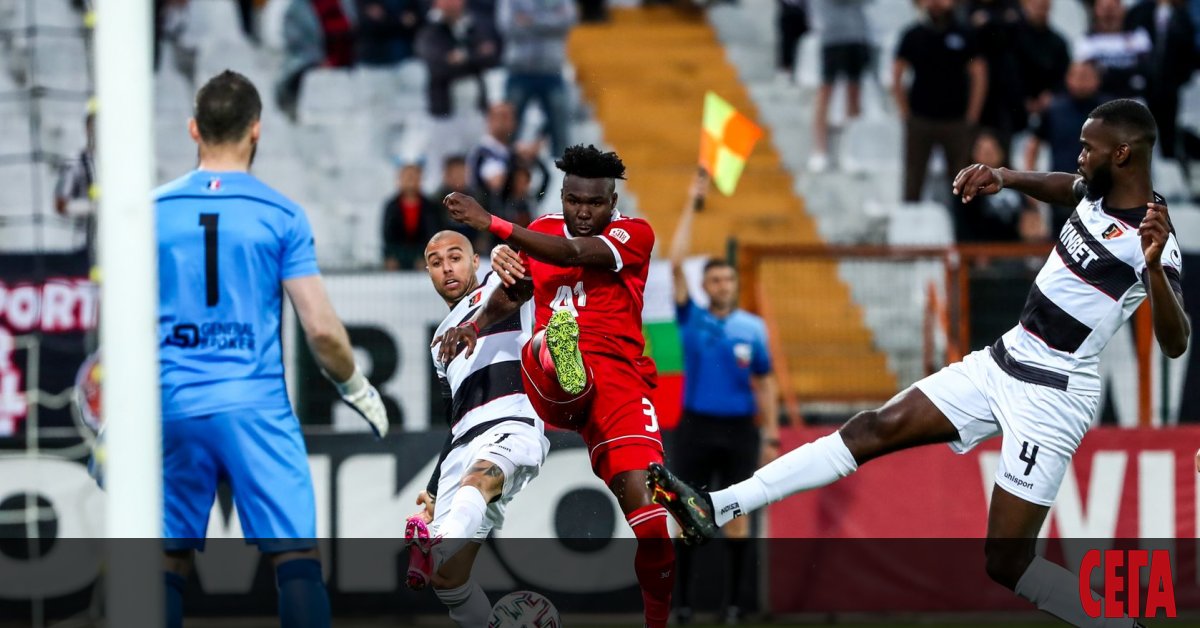 Локомотив (Пд) победи с 2:0 прекия си конкурент за второто