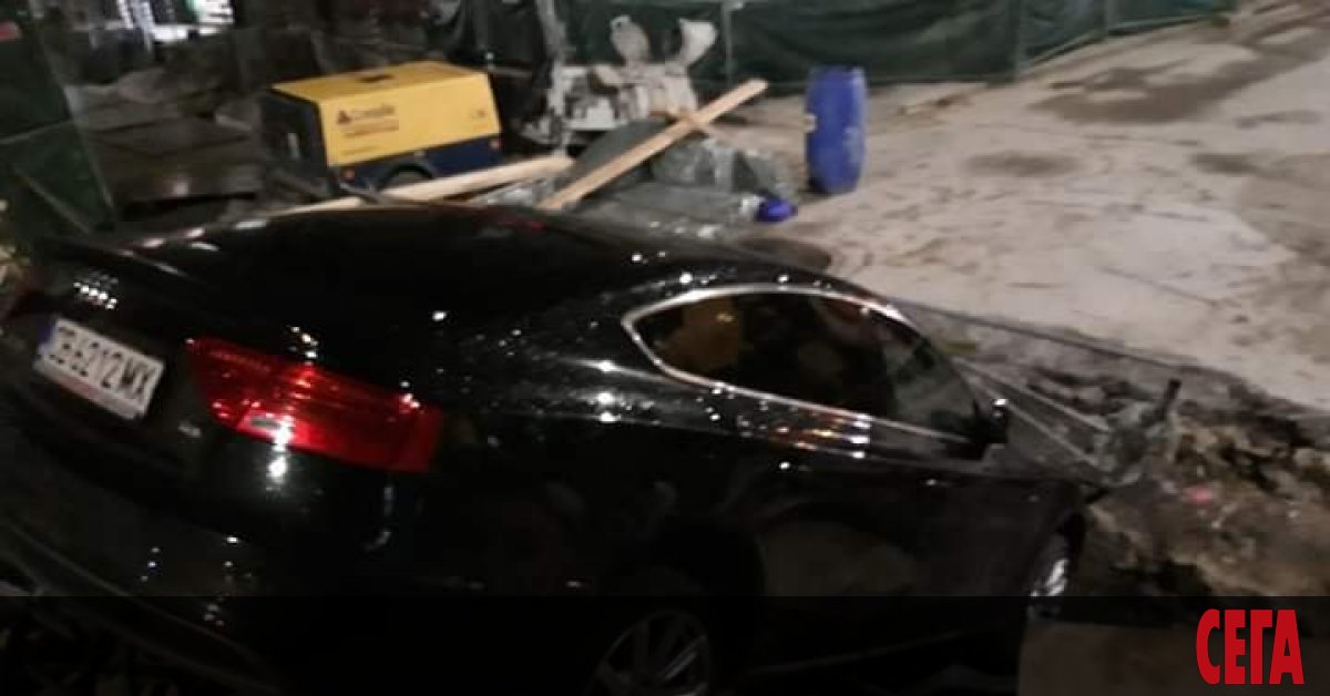 Шофьор с луксозен автомобил Ауди пропадна в дълбок ров, изкопан